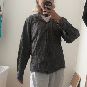 Rutig skjorta - Fin beige ish grå ish brun ish rutig skjorta. Bommul. Soft. Storlek L men såhär sitter den på en S/M 