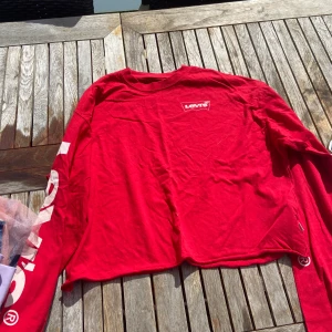 Röd Cropped Levis tröja  - Röd croppad Levis tröja! Skit snygg! Oanvänd storlek small. 