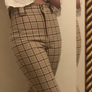 Trendiga byxor från monki - Supersnygga high-waistedbyxor från monki, använda två gånger så de är i gott skick! 