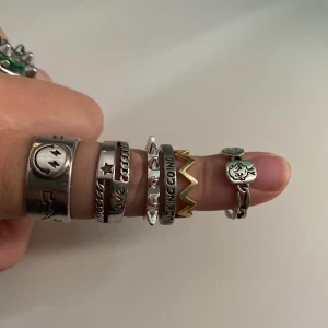 RINGAR - Finns endast en kvar (4) ringen med text!! Den är något sliten!!