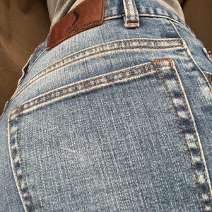 BOOMERANG JEANS W32/L34 - Köpta second hand, frakt tillkommer. Sitter precis under naveln så skulle säga att de är low waist. Sitter skitsnyggt vid rumpan. Är vanligtvis en w27-28/ storlek 36-38 för referens. Buda gärna i kommentarerna💕 eller skriv privat om du vill diskutera priset!! 