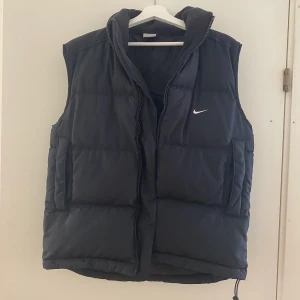 Väst nike - Svart väst från nike! Har lite svårt att tyda storleken på lappen, men finns bild på lappen på bild 3 & den sitter lite oversized på mig som vanligtvis är en S💘 köparen står för frakten - många som är intresserade så buda i kommentarsfältet! (Slutar vid 20.00 ikväll)