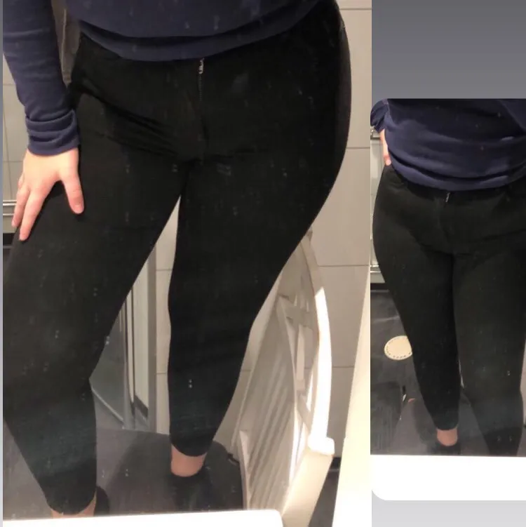 Svarta rätt så nya jeans från (vero Moda) i storlek M men skulle säga som en S/M! (Ganska högmidjade) och sparsamt använda! . Jeans & Byxor.