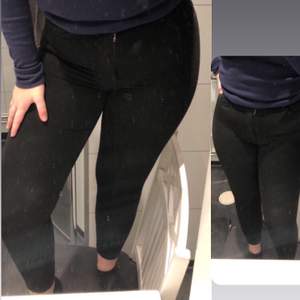 Svarta rätt så nya jeans från (vero Moda) i storlek M men skulle säga som en S/M! (Ganska högmidjade) och sparsamt använda! 