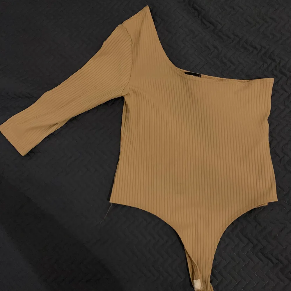 Denna beige bodysuit är i mycket bra skicka, den är endast använd ett enstaka gånger. Den är storlek 12/42 men skulle säga att den passar M/L. . Tröjor & Koftor.