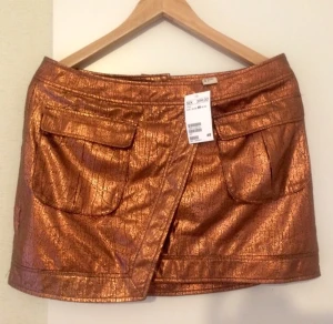  - Snygg och slutsåld kjol från H&M i stl 38.
Aldrig använd med tagsen kvar.