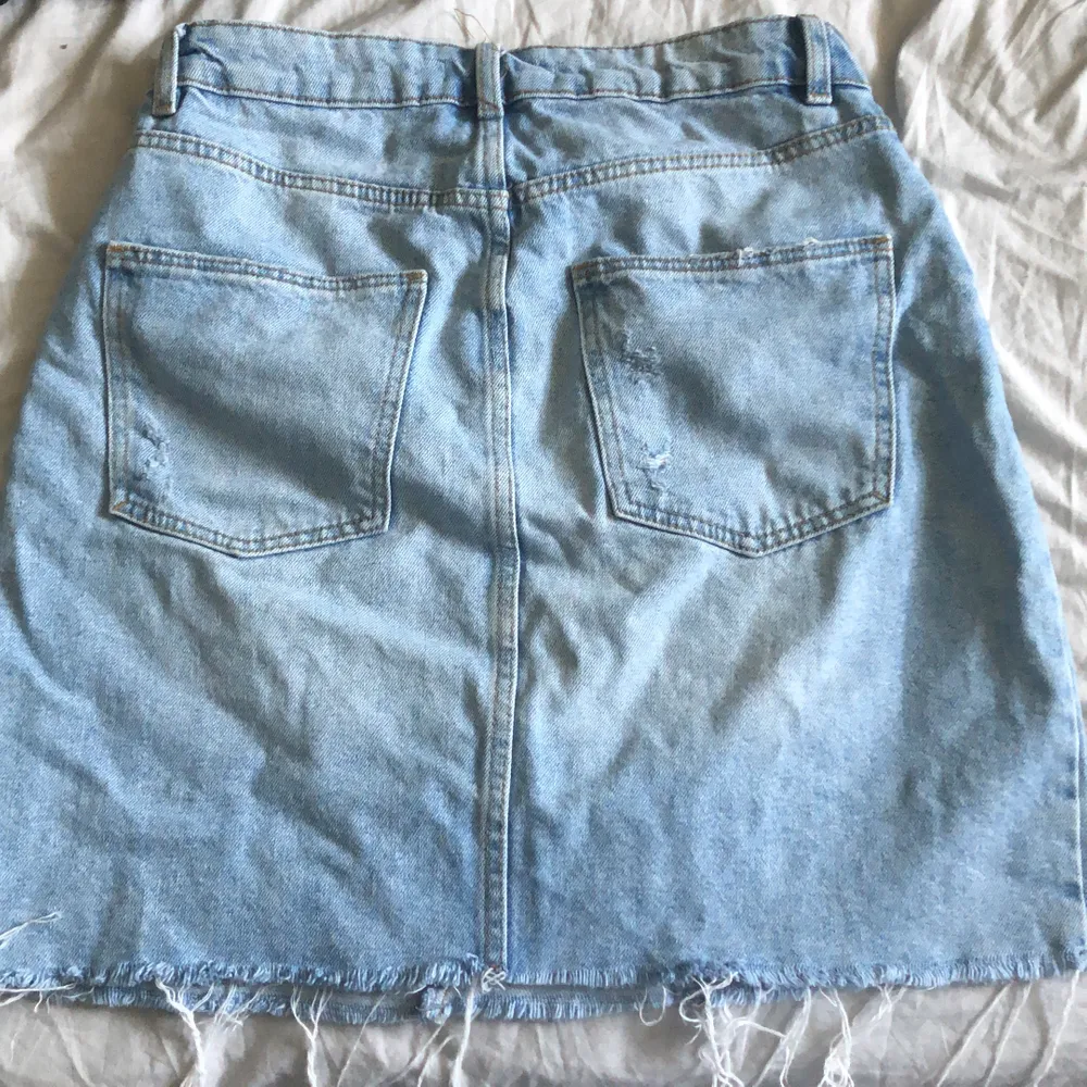 En jeans kjol köpt fån BikBok i storlek 36, jättw fin kjol men säljer för den är för liten för mig. (köparen står för frakten). Kjolar.