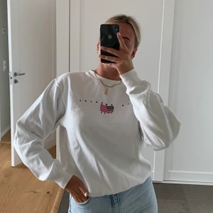 Vit sweatshirt från Brandy Melville  - En vit skön sweatshirt från Brandy Melville, oversize modell men står ingen storlek i lappen, passar för S-M🤍