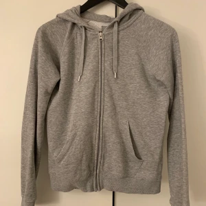 Basic cubus hoodie - Grå basic cubus hoodie som jag har växt ur! Den är i bra skick🥰