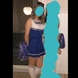 Cheerleader outfit - Säljer min outfit från halloween 2019. Allt på bild 2 ingår i priset. Dressen är köpt från partykungen för 199kr, rosetten från glitter 39kr och strumporna från fyndiq 150kr. Dressen är väldigt stretchig och skulle säga att den passar XS-M❤️❤️
