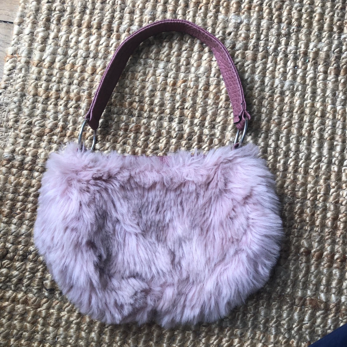Fluffig rosa axelväska