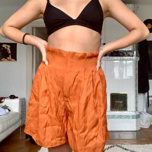 Super bekväma shorts i en snygg orange färg! Storlek 38 men passar nog både S och M