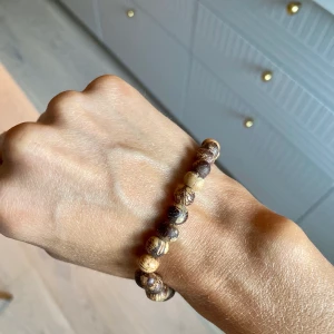 Armband  - Helt, rent och aldrig använt armband med naturliga slitningar. Säljer då det är för stort för mig. Köparen betalar frakt, samfraktar gärna om du vill ha fler produkter så sparar vi på miljön. 😊