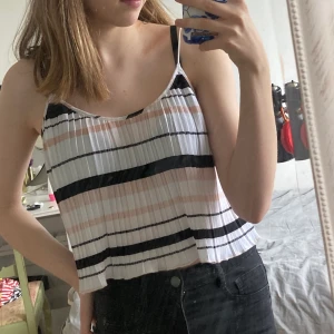 Topp - Snygg topp från Bikbok i bra skick. Strl S. 59kr, frakt ingår. 💞