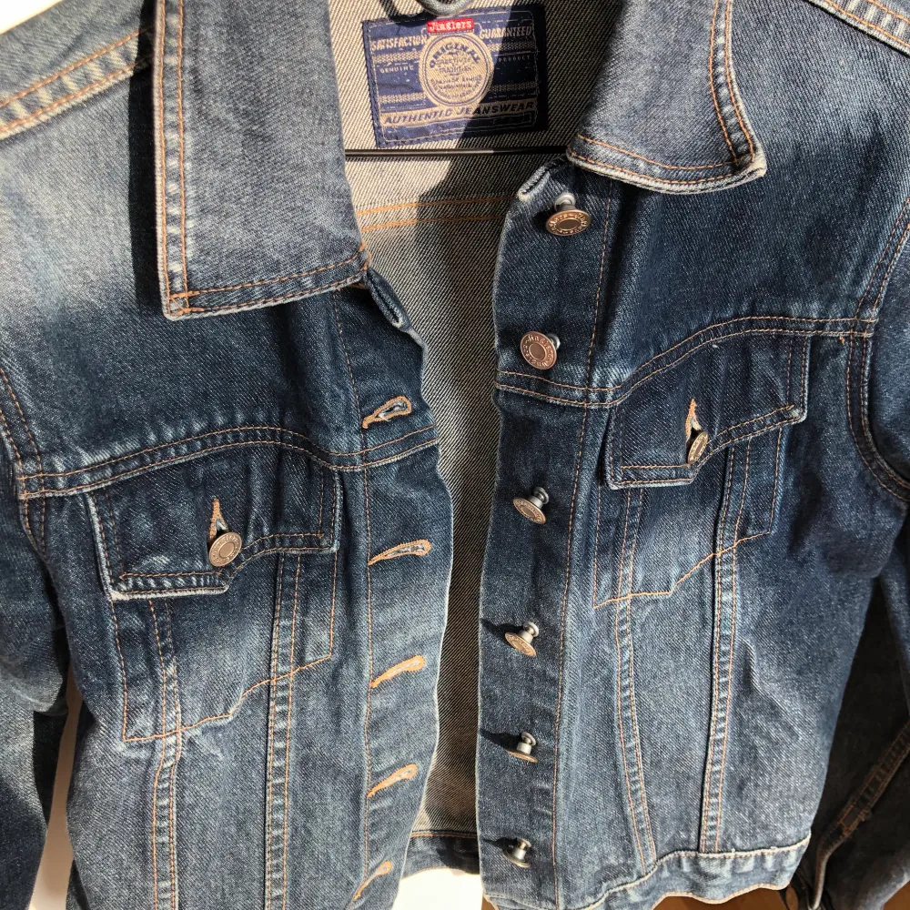 En jeansjacka i Levis-imitation köpt på humana, fint skick och inga skador. Står inte stolek men passar storlek 34-36 . . Jackor.