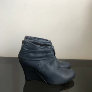 Stövletter Rules by Mary 41 - Blåa stövletter i skinn från Rules by Mary i storlek 41. Oanvända.