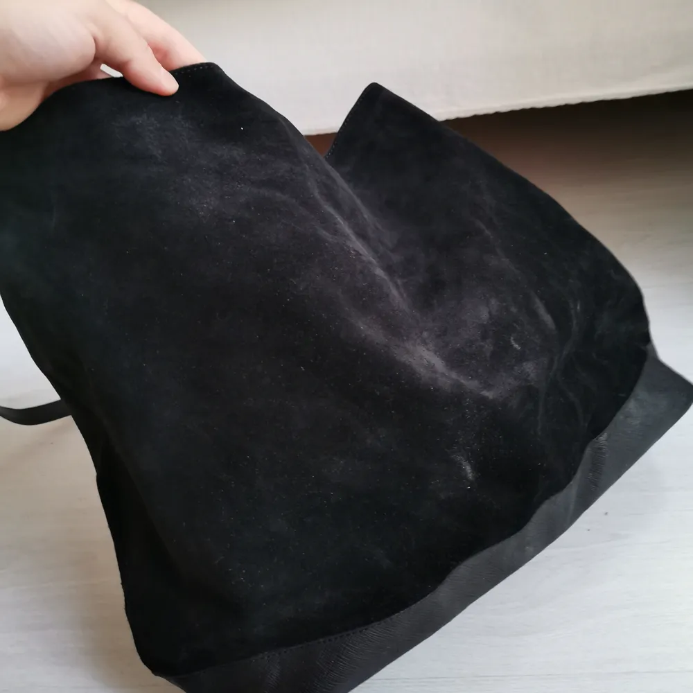 Rymlig svart väska i mockaimitation från Zara. Säljes för 150 kr i kl. frakt. . Väskor.