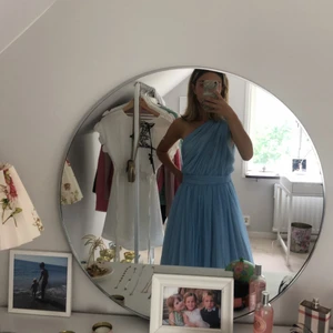 Balklänning asos - Säljer min jättefina balklänning som tyvärr aldrig kom till användningen. Den är helt ny och prislappen sitter kvar. Den är i storlek 32 och passar mig som vanligtvis är en xs-s. Nypris är 900 kr och säljes för 500 kr.