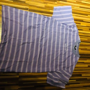 Sweet sktbs-tshirt - Säljer en väldigt fin och cool t-Shirt från sweet sktbs! Använd fåtal ggr så fint skick köpt för 300 kr! Fraktar endast (köparen står för frakten på 63kr)❤️