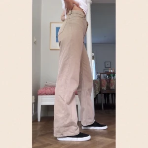 Monki straight leg jeans  - Köpt för 1,5 år sen från Monki. Men nu har jag tröttnat på dem, så det är dags att få bort dem från garderoben👍🏼 I bra skick och ganska mycket stretch ändå🤗 Jag är 173 cm för att förstå längden!