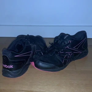 REEBOK SKOR - Endast använda 2/3 gånger dom var inte riktigt min stil men om man inte vill ha dom till fashion passar dom perfekt till att tex springa i!