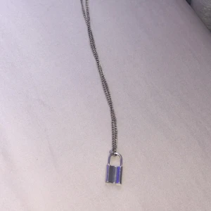 Handgjort smycke! - Ett jättefint halsband med ett lås, säljer på grund av att jag gjort två!