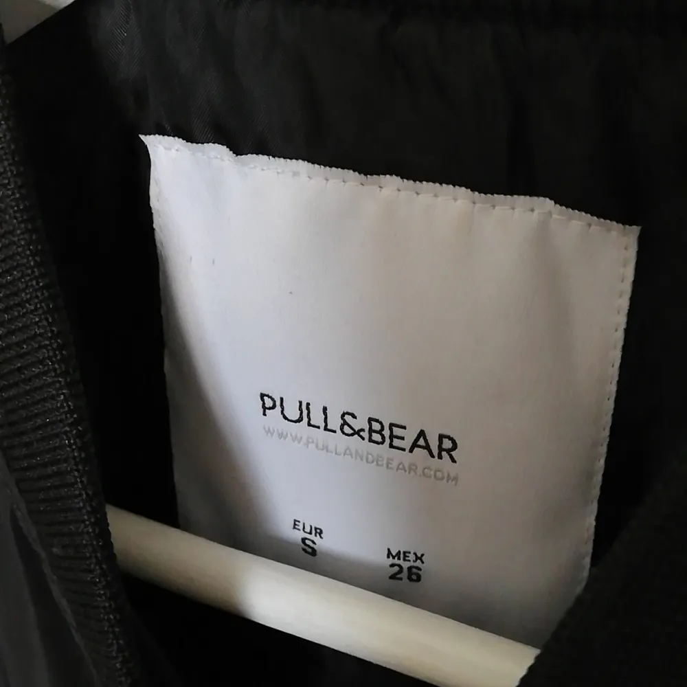 Pull and bear bomber i kortare modell. Två fickor. Använd. Färgen på knappar och dragkedja är slitna. Inga defekter. Svart. . Jackor.