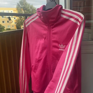 Adidas Tröja - En rosa Adidas kofta. Väldigt snygg, säljer för att den är för liten för mig. Säljer för 150kr, frakten ingår i priset⚡️⚡️⚡️
