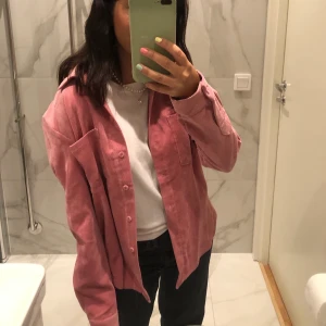 Machester skjorta  - Säljer denna rosa lite overzised machester skjorta, storlek S. Den är i mycket fint skick då den knappt är använd! Frakt tillkommer💕