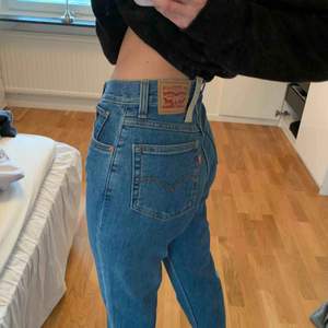 Ett par jeans från Levis, helt oanvända med prislapp kvar! Möts upp i Stockholm annars står köparen för frakt!