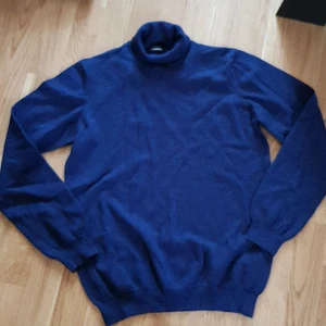 J.Lindeberg marinblå stickad tröja stl.M  - Stickad tröja med polo krage, marin blå färg i mycket bra skick som ny. 