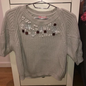 Stickad tröja  - Stickad tröja med pärlor. Aldrig använd o är jätte fint . Frakten står ni för (63kr)