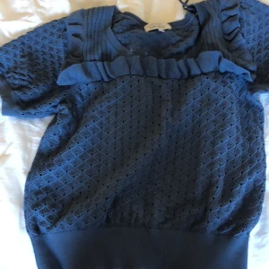 And other stories - Säljer denna fina tröja från and other stories köpt för 900 och den är slutsåld i denna färg på hemsidan. Säljer för att ej kommit till användnin. Priset kan diskuteras.