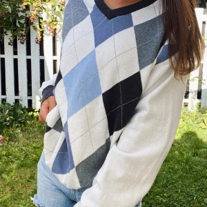 Sweater - Blå vit sweater som jag köpt på en vintagestore i usa🌜