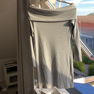 Off-shoulder klänning - Tajt klänning. Bra skick - använd 2 gånger. 