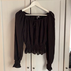 off shoulder tröja från hm  - Helt ny svart off shoulder tröja, aldrig använd från H&M, storlek: XS men den är ganska stor så passar säkert en med S oxå. Kan skickas📨 