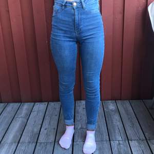 Jeans från Gina Tricot storlek S. Använda bara några gånger lite för långa i bena. Köparen står för frakt. Tuffa jeans för bra pris.