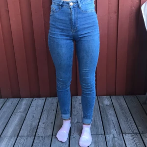 Molly high waist jeans - Jeans från Gina Tricot storlek S. Använda bara några gånger lite för långa i bena. Köparen står för frakt. Tuffa jeans för bra pris.