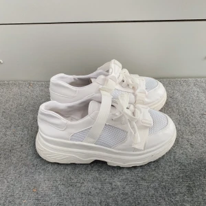 Vita chunky sneakers  - Vita sneakers stl 39. Använda ett flertal gånger men i gott skick. Kan skickas (frakt tillkommer) 🐚