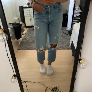 Slitna Lewis jeans  - Säljer mina välskötta jeans från Lewis. Bud i kommentarerna! Jag är 1,70 lång. Frakt betalas av köpare.