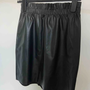  - Snygg fake-skinn kjol från Gina!💛