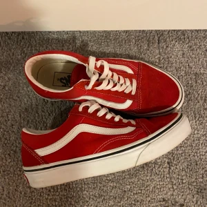 Vans old skool 37 - Röda vans i storlek 37. Använda max 3 gånger. En liten fläck på ena skon som syns på bild. Men går säkert att få bort. Inget man tänker på. Kom med bud