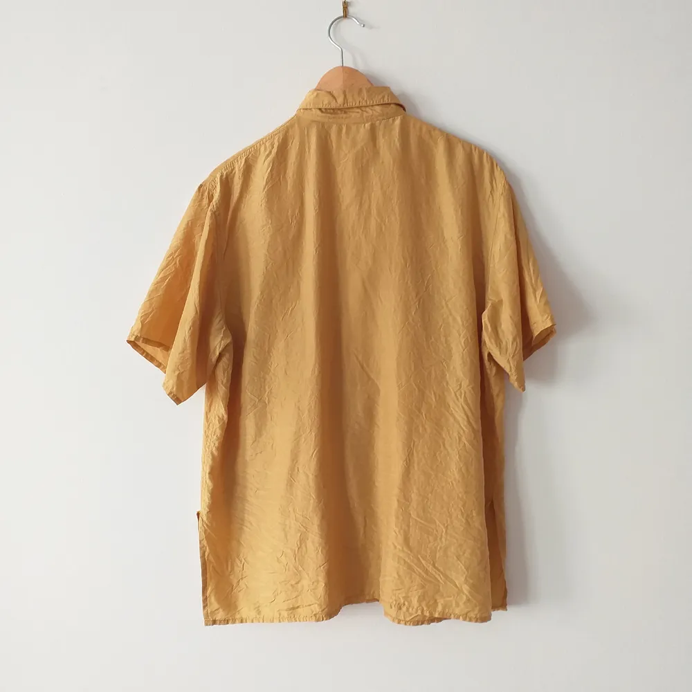 Pris är diskuterbart. Vintage silkesskjorta i guld-gul färg. Jättefin i storlek 40, oversize så passar alla. Jätteskön och inköpt på pop Stockholm. Lagad precis vid kragen på baksidan, syns knäpp men kan skicka bild på! Frakt 39kr.. Skjortor.