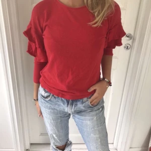 Superfin volangtröja från Zara - Bomullströja med volangärmar i klarröd färg från barnavdelning men passar perfekt på mig som har storlek S vanligtvis. Köparen står för frakten. Kontakta om du är intresserad!💞