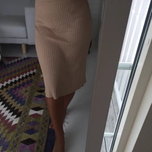 Gina kjol - Rippad beige stetching kjol från Gina. Strl m (jag har vanligtvis s) men ville ha den lösare. Sparsamt använd, inga fläckar eller slitningar.💕