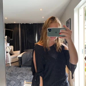 Svart blus - Jättefin svart blus med öppna ärmar från h&m. Är i storlek 40 men skulle säga att den passar till 36-40.  💕💕💕💕är i bra skick