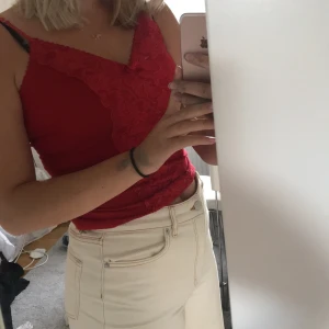 linne - säljer detta linne ifrån veromoda. Rött med ganska mycke v ringning och spets över magen. säljer för 20kr+frakt