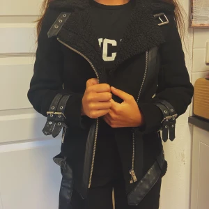 Jacka  - Jacka ifrån Gina Tricot i storlek 34. Säljs för 120kronor inkl frakt 💕