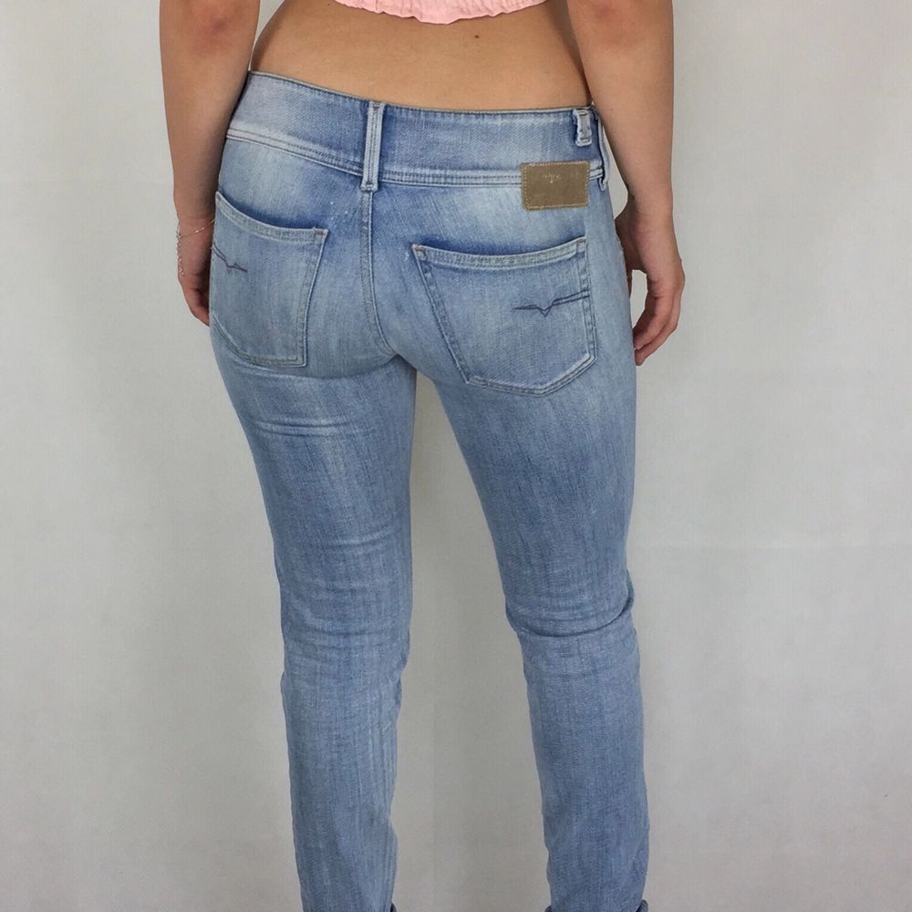 Jeans från Diesel i fint skick. Mid rise fit, storlek W27 L32. Ingen retur eller refund. Använder helst Safepay då det blir säkrare för båda (Safepay tar 10% av betalningen och spårbar frakt på 66kr är inräknad i priset) Om du lägger upp en Instagrambild på ditt köp så får du gärna tagga @thewearbones för att bli featured 🧚🏼🥂. Jeans & Byxor.