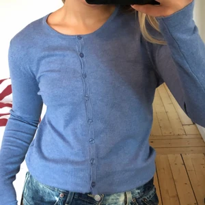 Kofta/tröja - Tröja med knappar som både kan användas som tröja samt kofta. 